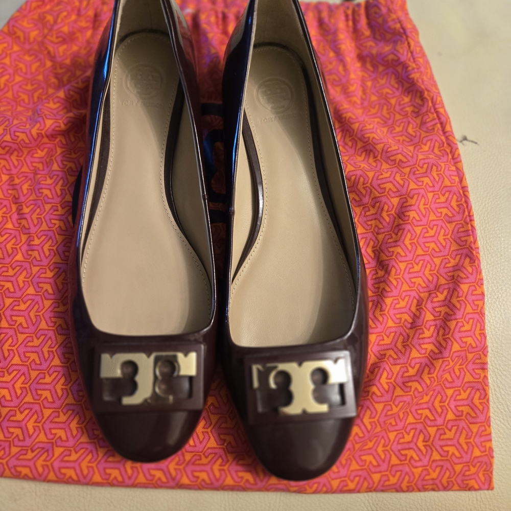 Tory Burch Women's Brown Patent Leather Logo Ballet Flats - Picture 10 of 16
